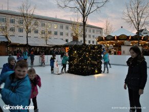 ice-skating-rink-at-christmas-market-singen-germany-4_24316800725_o-1024x768.jpg