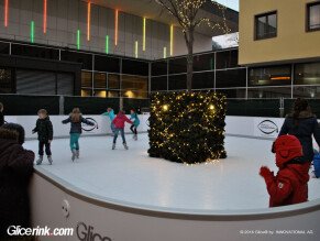ice-skating-rink-at-christmas-market-singen-germany-7_24234233281_o-1024x768.jpg
